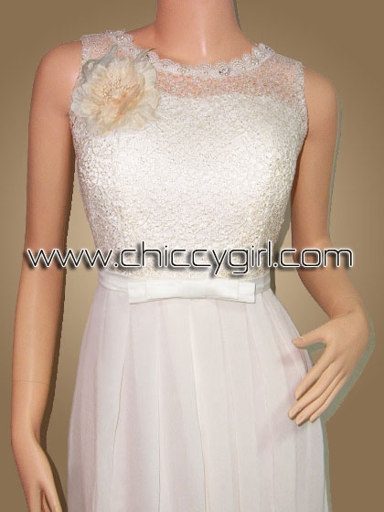 ชุดราตรียาวสีครีม คอกลมขอบลูกไม้ปักมุก แขนกุด ผ้าลูกไม้ถักไหมเงามันลายใบไม้ ประดับเลื่อม ตกแต่งเข็มกลัดดอกไม้ที่อก เอวแต่งโบว์ซ้อน 2 ชั้น กระโปรงผ้าชีฟองพริ้ว แบบสวย สุภาพ เรียบร้อย น่ารัก หรูหราสง่างามมาก