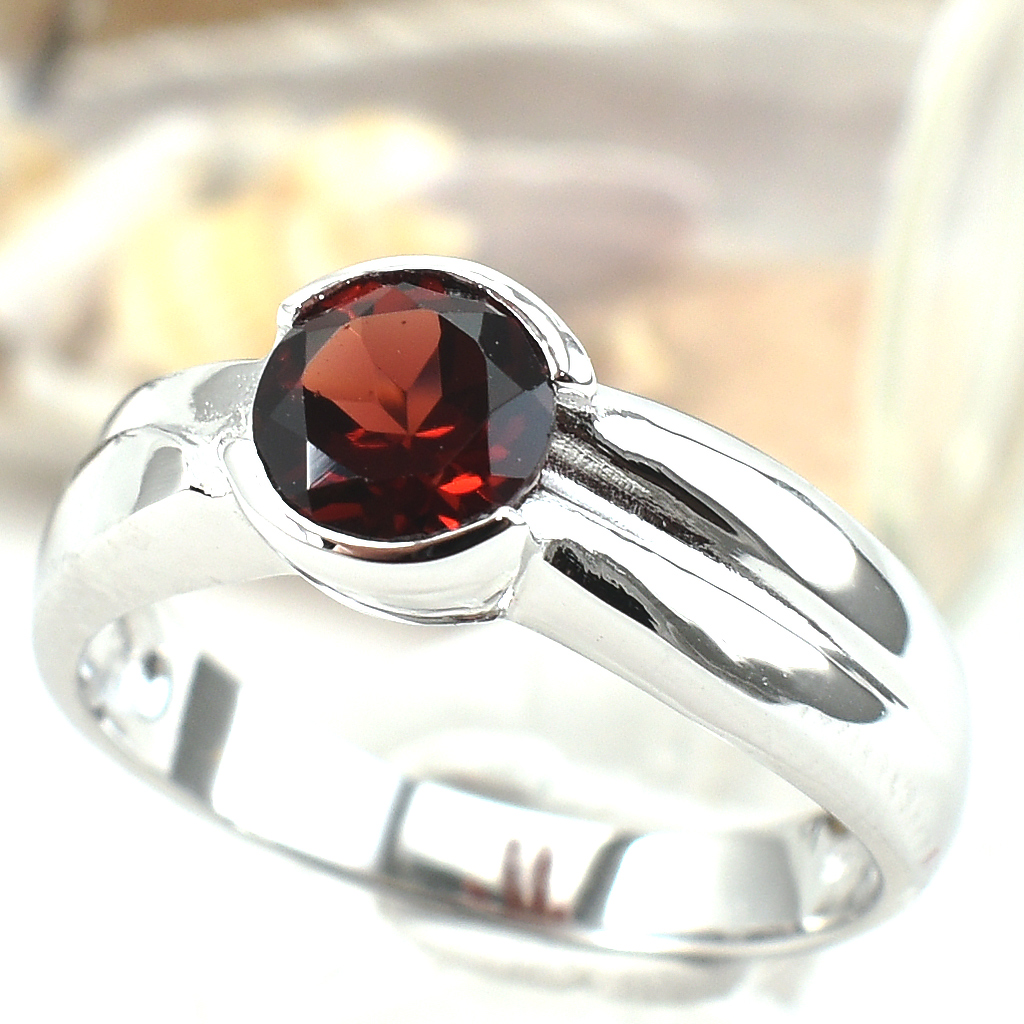 SKJewelryFactory แหวนโกเมนแท้ ดีไซน์เรียบๆ เหมาะใส่ติดนิ้วตลอดเวลา ตัวเรือนเงินแท้ ER00816-GAN