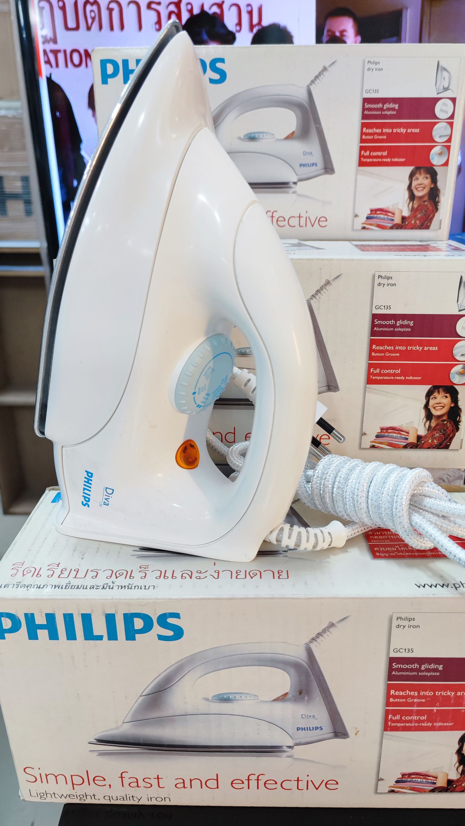 Philips เตารีดรุ่น GC-135(สีขาว) กำลังไฟ:950 -1100 วัตต์ ปุ่มหมุนปรับระดับความร้อนให้เหมาะสมกับเนื้อผ้า น้ำหนักเบาเพียง760 กรัม รับประกันสินค้า1ปี