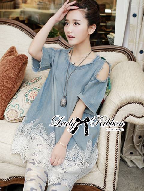 พร้อมส่ง เดรสผ้าเดนิมคัทเอาท์ไหล่ตกแต่งผ้าลูกไม้