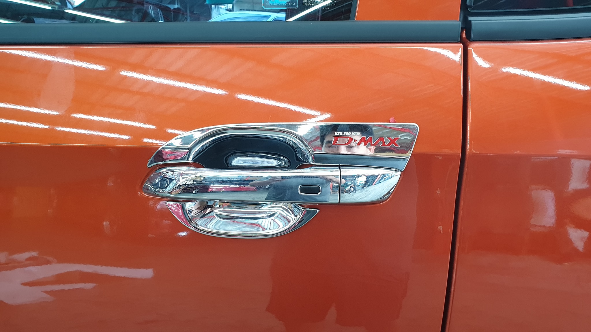 D-max2020 เบ้ากันรอยโครเมี่ยม Logoแดง CAB