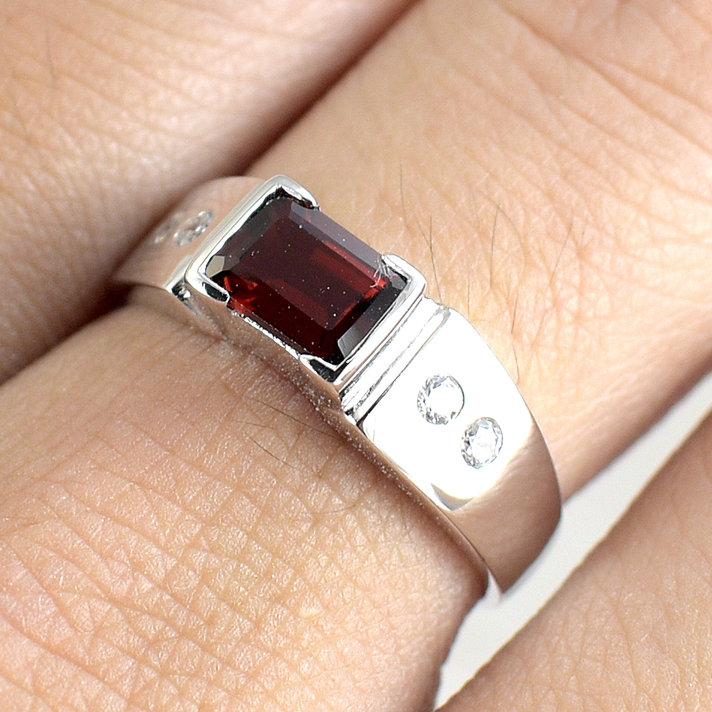 SKJewelryFactory แหวนชายสไตล์ลำลอง แหวนเงินแท้ 92.5% ฝังพลอยโกเมนแท้ ER02351-GAN