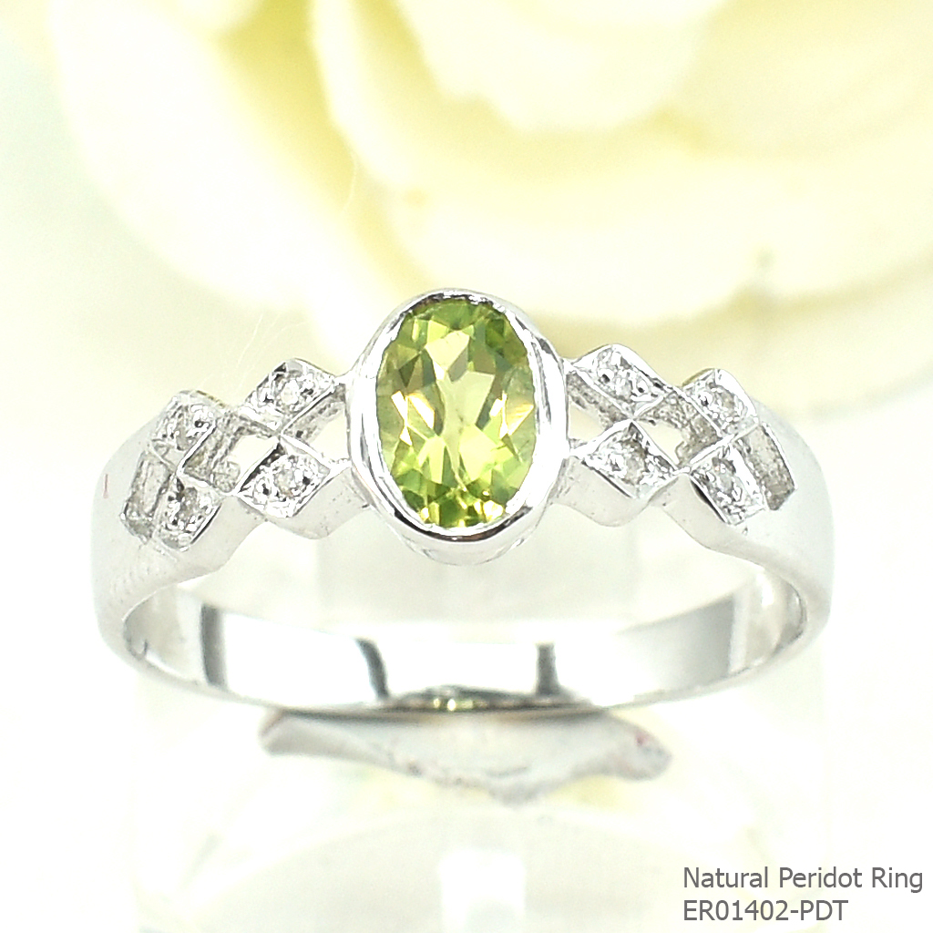 SKJewelryFactory แหวนพลอยเพอริดอทแท้ ด้านข้างฝังเพชรจิกเป็นลายข้าวหลามตัด ER01402-PDT