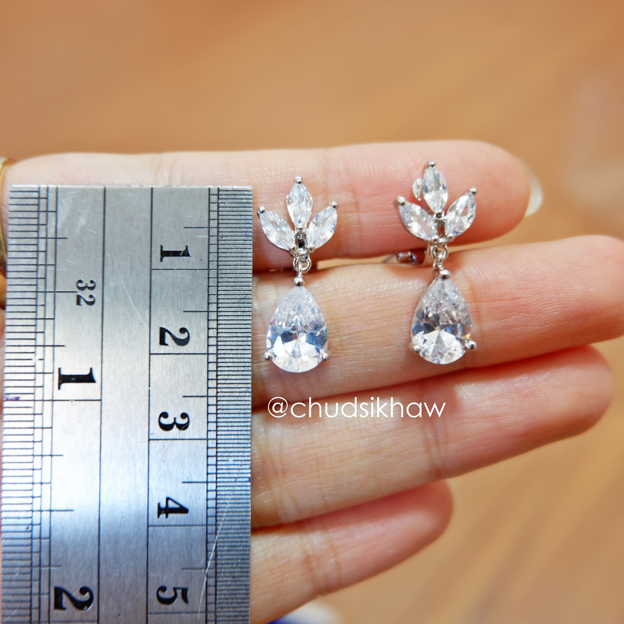 ต่างหูหลายแบบน่ารัก เล่นไฟ มุกแวววาว สวย ราคา 190 - 350 บาท