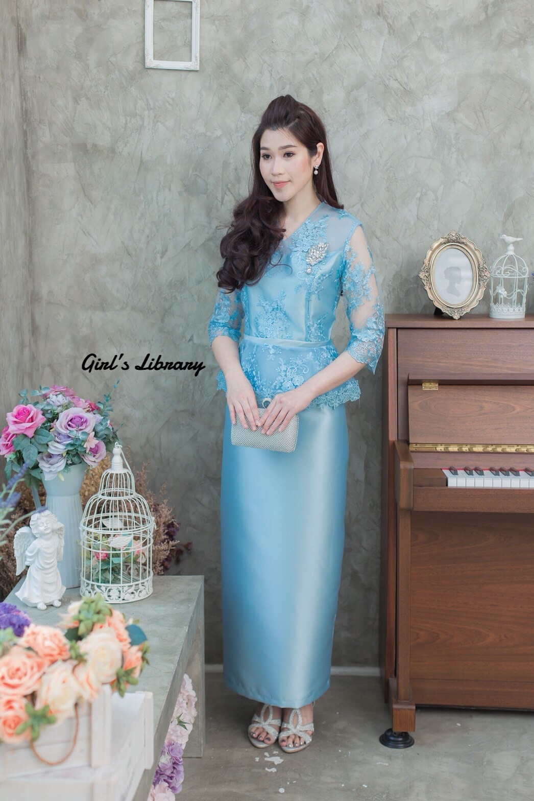 เสื้อผ้าเกาหลี พร้อมส่ง เสื้อลูกไม้ กับ กระโปรงผ้าไหม