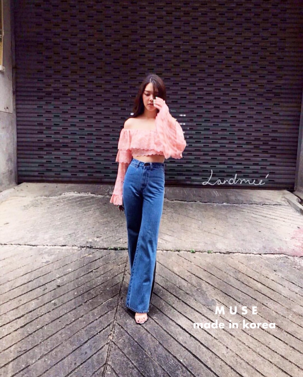 เสื้อผ้าเกาหลี พร้อมส่ง เสื้อเปิดไหล่ กับ กางเกงยีนส์ เอวสูง