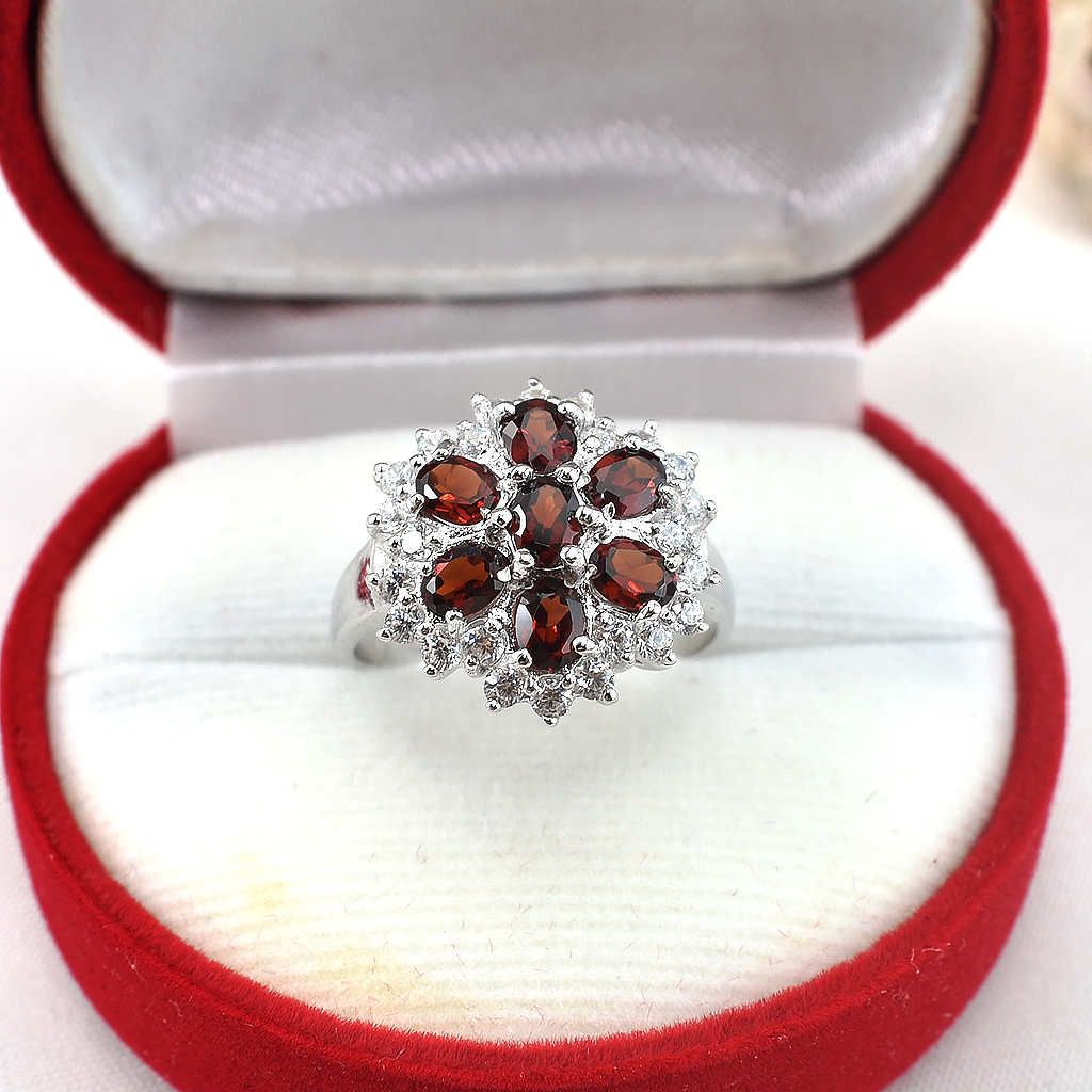 SKJewelryFactory แหวนดอกไม้พลลอยโกเมนแท้ ล้อมเพชร ตัวเรือนเงินแท้ 92.5% ER01004-GAN