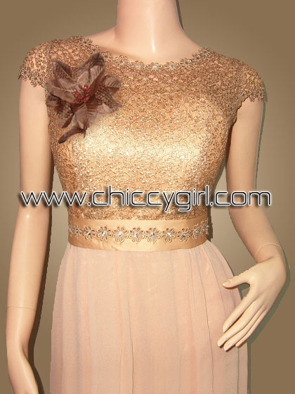 ชุดราตรียาวสีทองคอกลมขอบลูกไม้ แบบมีแขน ผ้าลูกไม้ถักไหมเงามันลายใบไม้ ประดับเลื่อม ตกแต่งเข็มกลัดดอกไม้ที่อก เอวแต่งลูกไม้ถักไหมเงามันลายดอกไม้ ประดับลูกปัดคริสตัล กระโปรงผ้าชีฟองพริ้ว แบบสวย สุภาพ เรียบร้อย น่ารัก หรูหราสง่างามมาก (หมดค่ะ)