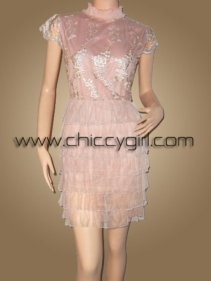 ชุดเดรสราตรีคอสม๊อค แขนสั้น สีเบจ แต่งลูกไม้ปักนูนลายดอก กระโปรงทรงสอบแต่งระบายหลายชั้น สวยมาก