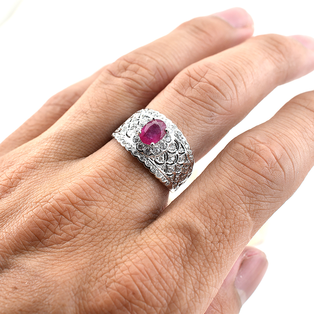 SKJewelryfactory แหวนเงินแท้ ฝังพลอยทับทิมแท้ สไตล์หรูหรา เน้นดีไซด์ของตัวเรือน ER00751-RBY