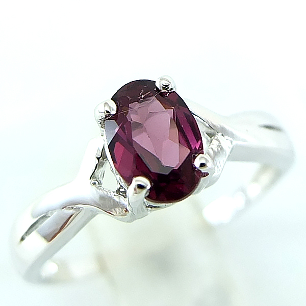 SKJewelryFactory แหวนพลอยเม็ดเดี่ยว แหวนเงินแท้ 92.5% ฝังพลอยโรโดไลท์การ์เน็ตแท้ ER01748-RGN