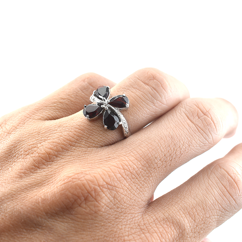 SKJewelryFactory แหวนดอกไม้ สีแดงแก่กล่ำ พลอยโกเมนแท้ สีเเดงเข้มๆ สวยจับใจ ER01549-GAN