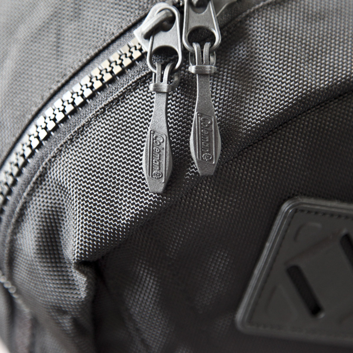 Coleman - ATLAS SLING BAG – 5 L Heater (สีเทาควันบุหรี่) コールマン ボディバッグ アトラス スリングバッグ 対応 自転車/ウォーキング