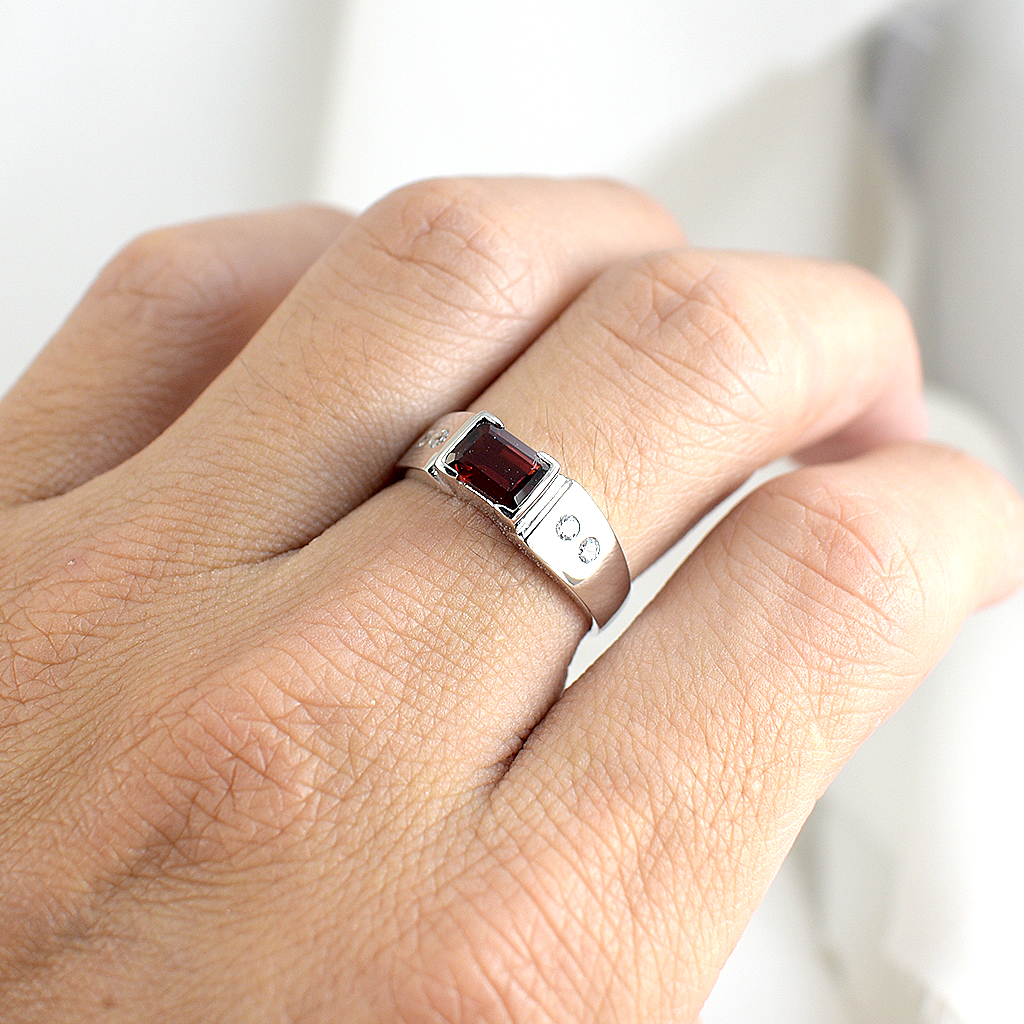 SKJewelryFactory แหวนชายสไตล์ลำลอง แหวนเงินแท้ 92.5% ฝังพลอยโกเมนแท้ ER02351-GAN