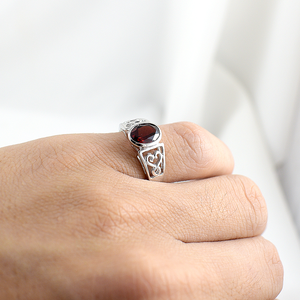 SKJewelryFactory แหวนโกเมนแท้ สไตล์แหวนเม็ดเดี่ยว ดีไซน์เรียบๆ ด้านข้างฉลุลายรูปหัวใจ ER01746-GAN