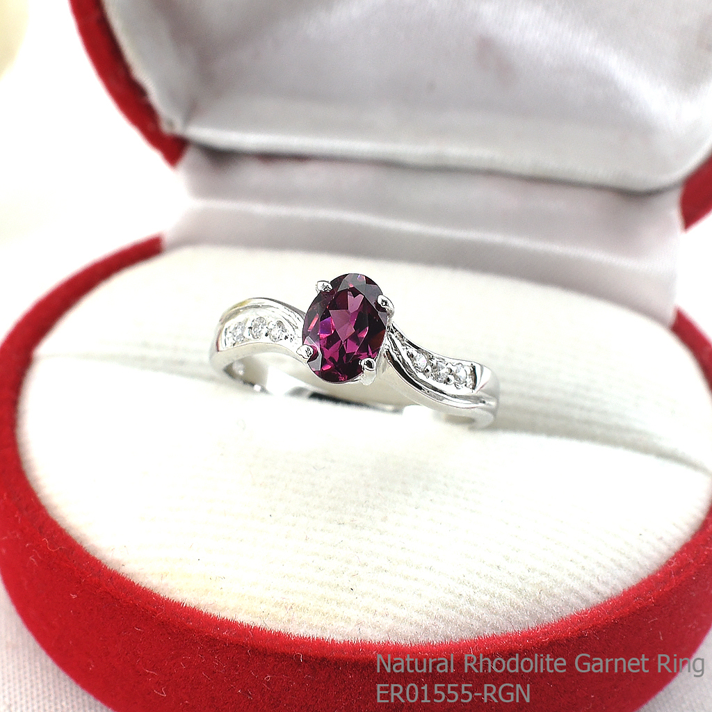 SKJewelryFactory แหวนเงินแท้ 92.5% ฝังพลอยโรโดไลท์การ์เน็ตแท้ พลอยสีแดงอมม่วง สวยมากๆ ER01555-RGN