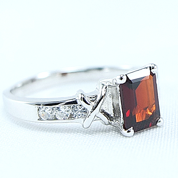 SKJewelryFactory แหวนพลอยโกเมนแท้ พลอยสี่เหลี่ยมพื้นผ้า และเพชรด้านข้าง ตัวเรือนเงินแท้ ER00792-GAN