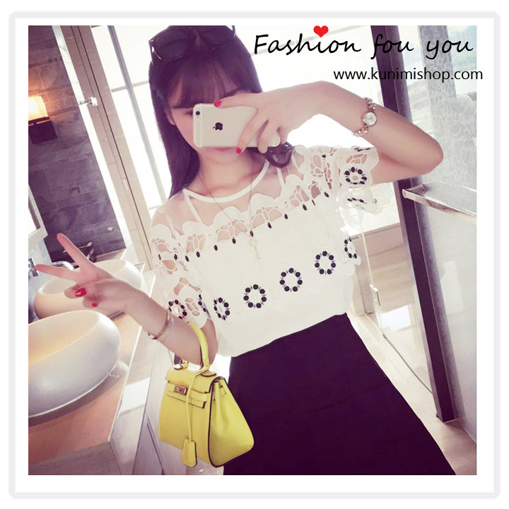  เสื้อแฟชั้น คอกลม แขนสั้น สีขาว สวยหวาน น่ารัก ช่วงไหล่ตกแต่งด้วยผ้าซีทรู สลับกับผ้าลายลูกไม้ เสื้อทรงสวย ใส่ได้ทุกโอกาสคะ สินค้าเหมือนแบบ 100 % Free Size : ความยาวชุด 86 cm. // รอบอกไม่เกิน 36 นิ้ว แขนเสื้อยาว 25 cm. ผ้า : ผ้าโพลีเอสเตอร์ 