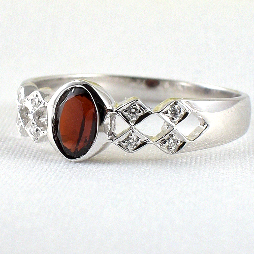 SKJewelryFactory แหวนพลอยโกเมนแท้ ทรงผู้หญิง แซมเพชรด้านข้าง ดีไซน์สี่เหลี่ยมข้าวหลามตัดมุม ER01402-GAN