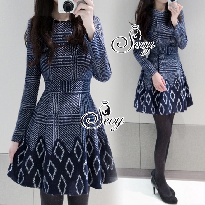 พร้อมส่ง เดรสสั้นคอกลมแขนยาว กระโปรงทรงเอ ทอลายเส้นตัดตาราง