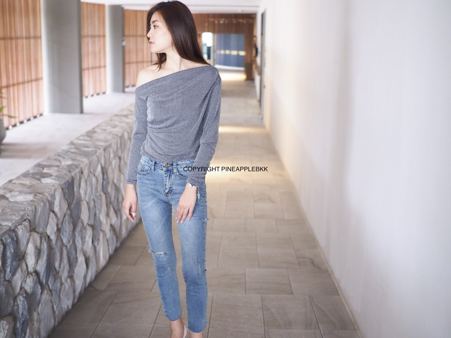 เสื้อเปิดไหล่ พร้อมส่ง เสื้อเกาหลี เนื้อดีผ้านิ่ม