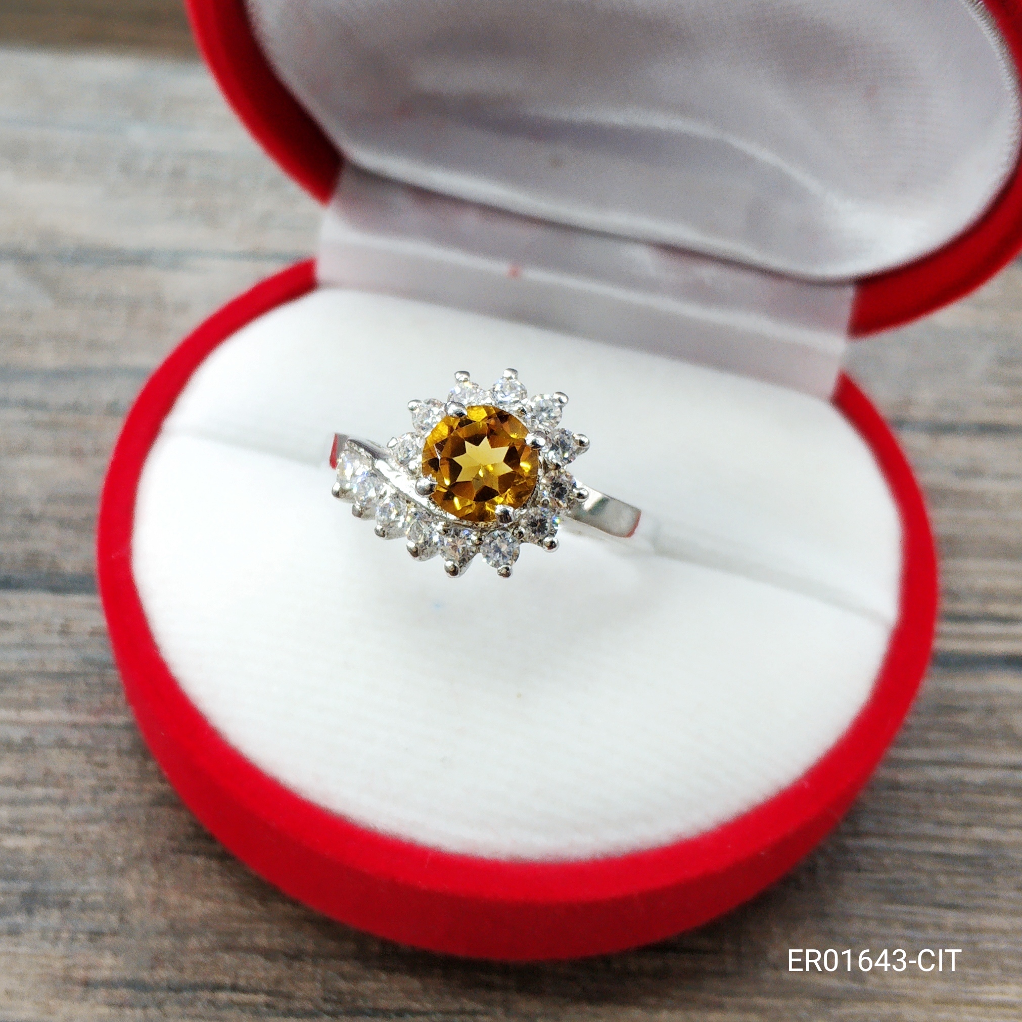 SKJewelryfactory แหวนเงินแท้ ฝังพลอยซิทรินแท้ ประดับด้วยเพชรเปรียบดั่งดวงตะวันทอแสง ER01643-CIT