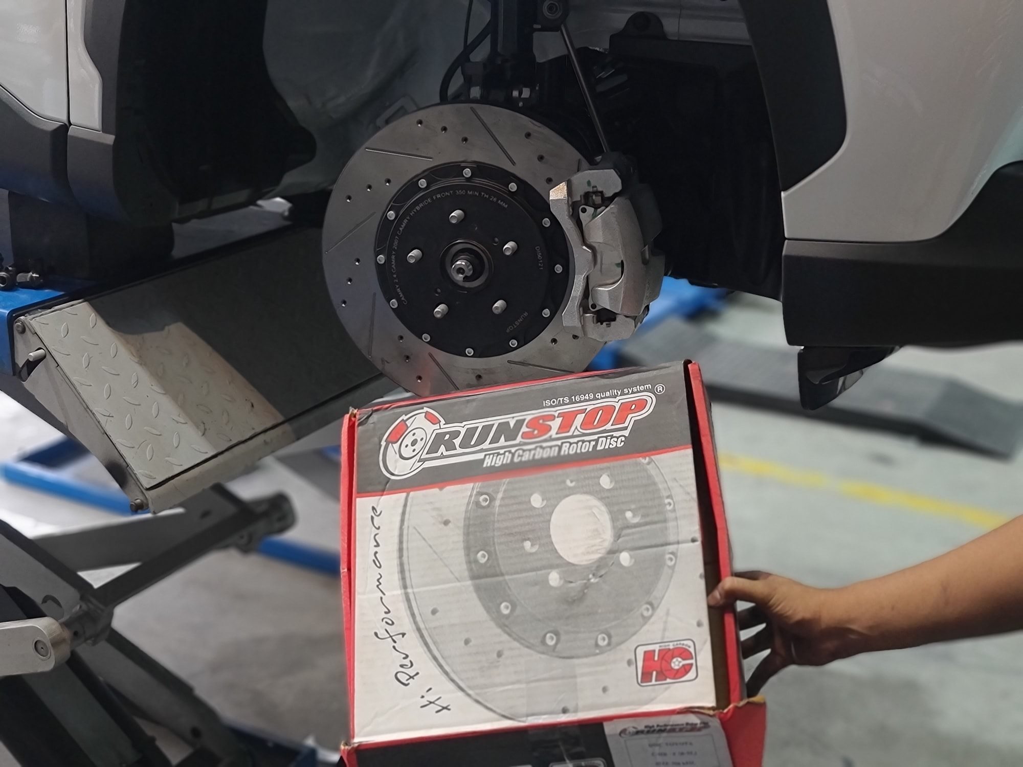 Corolla Cross จานเบรคขยาย Runstop ขนาด 350mm Hicarbon