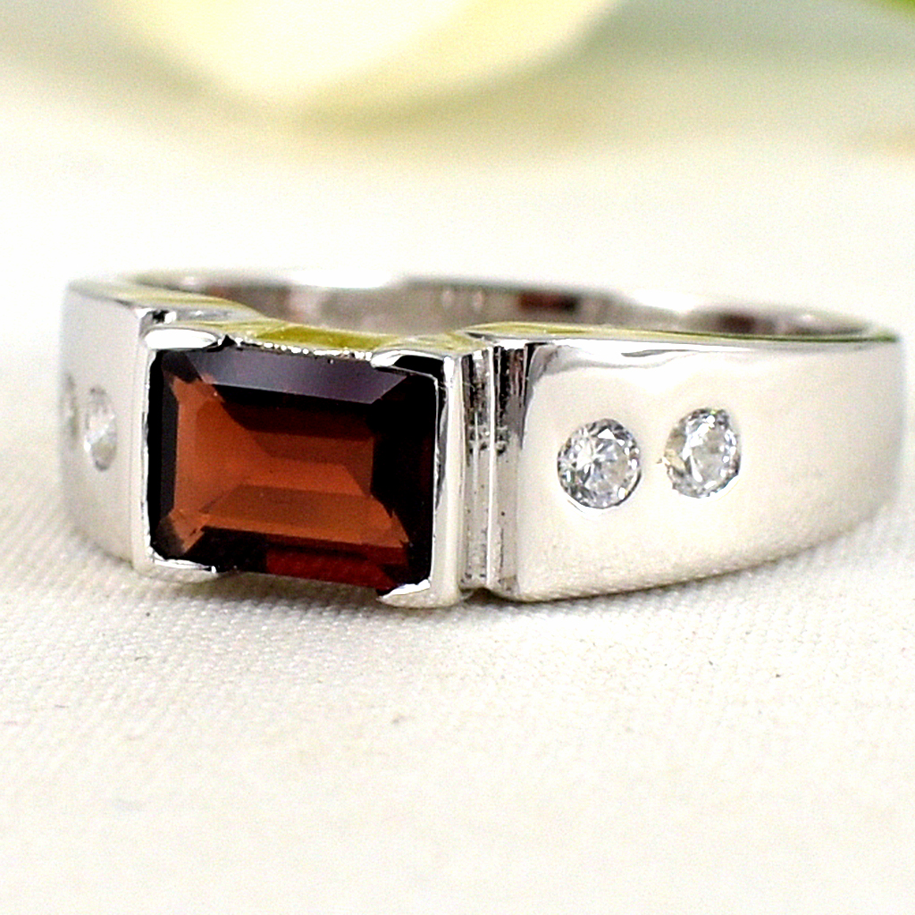 SKJewelryFactory แหวนชายสไตล์ลำลอง แหวนเงินแท้ 92.5% ฝังพลอยโกเมนแท้ ER02351-GAN