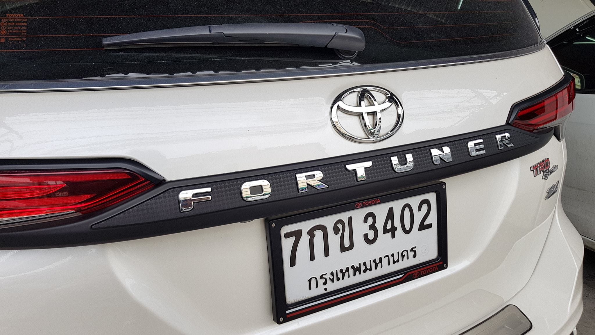 คิ้วไฟท้าย Fortuner ดำด้าน Logo ชุบโครเมี่ยม