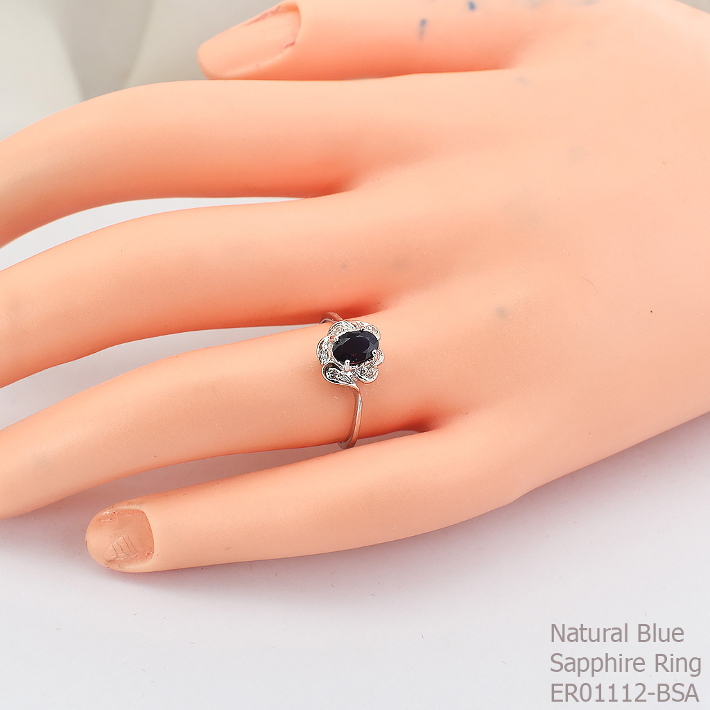 SKJewelryfactory แหวนไพลินแท้ พลอยแท้ สีน้ำเงินเข้ม ล้อมเพชร ER01112-BSA
