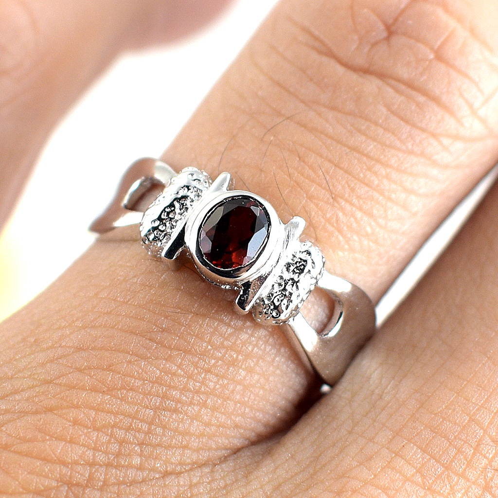 SKJewelryFactory แหวนพลอยเม็ดเดี่ยว โกเมนแท้ ตัวเรือนเงินแท้ ER00850-GAN