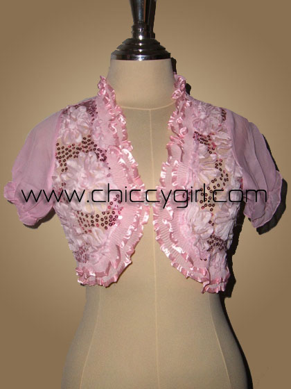 เสื้อคลุมชุดราตรีตัวสั้นสีชมพูแขนตุ๊กตาแต่งขอบระบายอัดพลีทติดริบบิ้นปักเลื่อมปักผ้าขดรูปดอกไม้สวยหรู