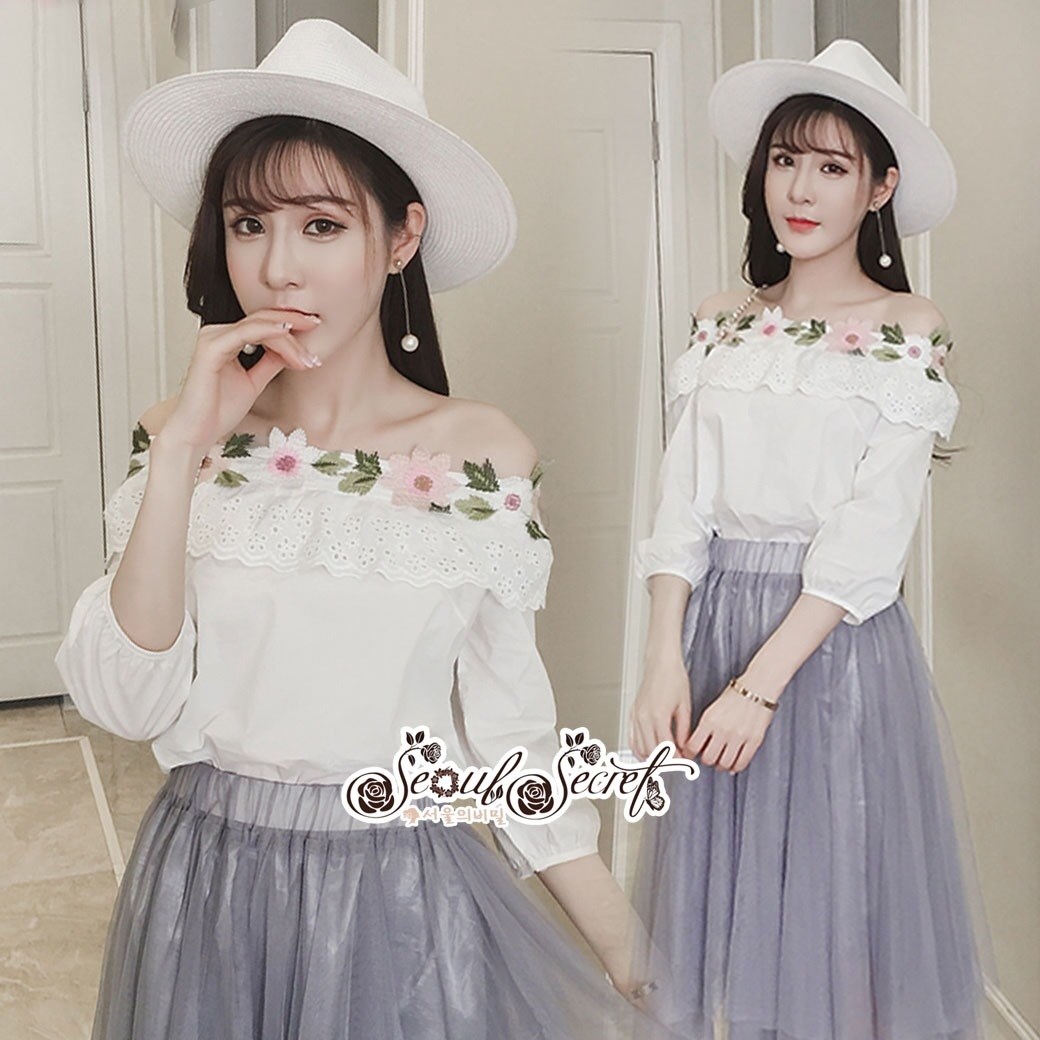 เสื้อเกาหลี พร้อมส่ง เสื้อเปิดไหล่ สีขาว แขนเสื้อสม็อค