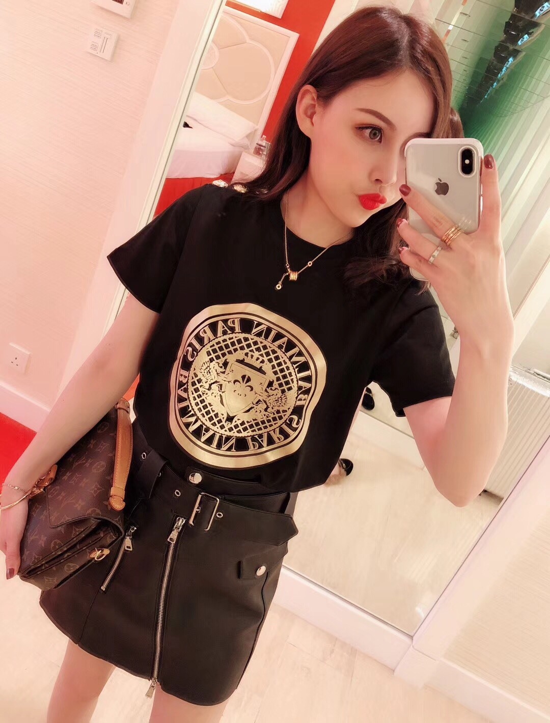 เสื้อเกาหลี พร้อมส่ง เสื้อ แต่งกระดุมสีทองที่บ่า