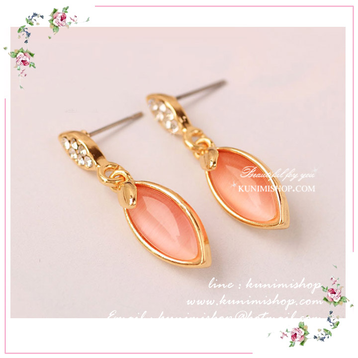  ตุ้มหู ต่างหูสีทรงหยดน้ำ สวยหวาน ประดับด้วยเพชร และ หินสี แบบแป้นเสียบคะ จะซื้อใส่เองหรือ เป็นของขวัญ ของฝากก็โอเคเลยคะ ^^ มี 2 สี : สีชมพู สีขาว ขนาด : 3 cm.