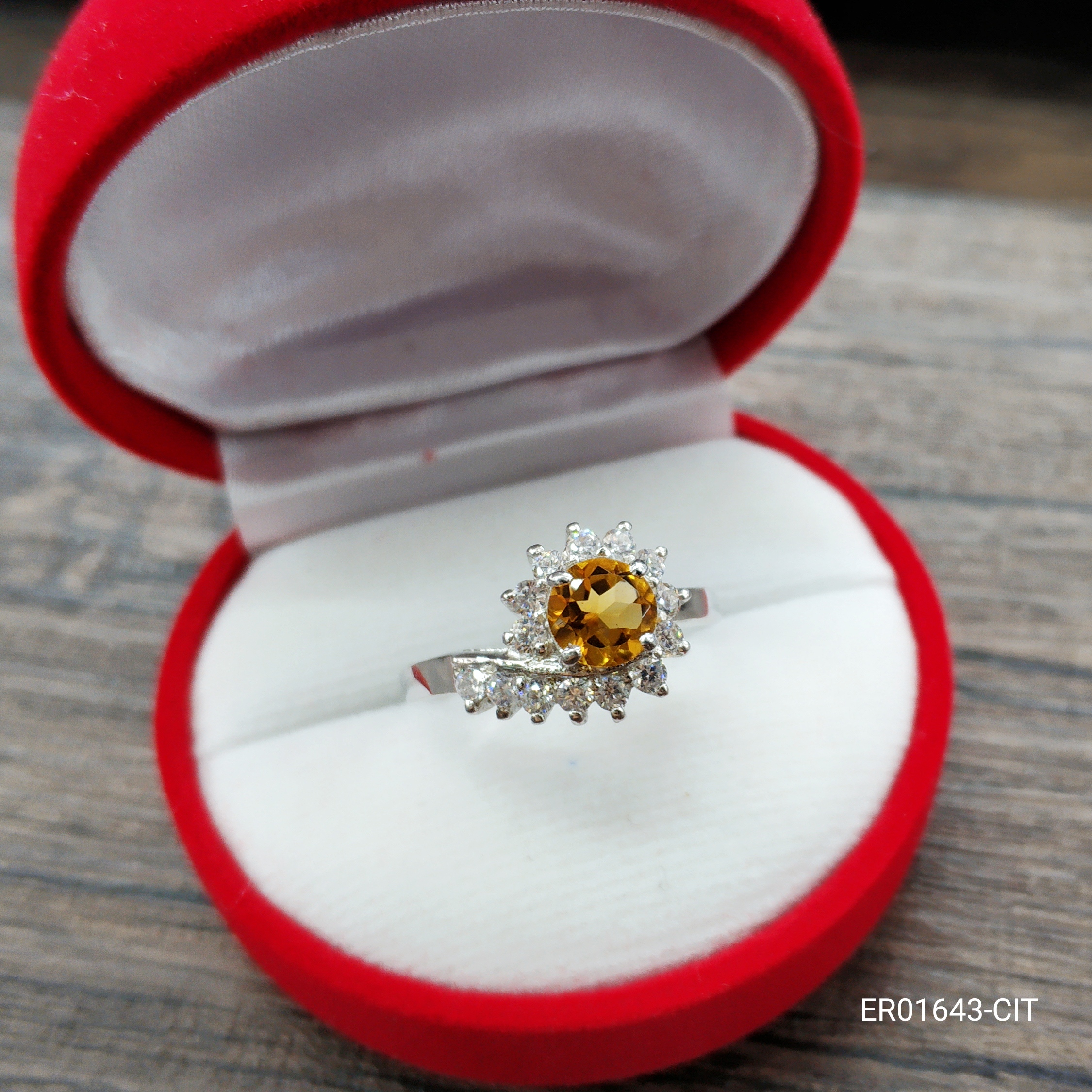 SKJewelryfactory แหวนเงินแท้ ฝังพลอยซิทรินแท้ ประดับด้วยเพชรเปรียบดั่งดวงตะวันทอแสง ER01643-CIT
