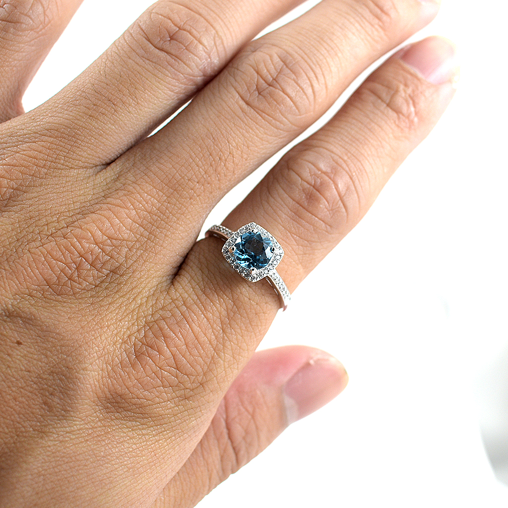 SKJewelryfactory แหวนสวิสบลูโทปาซแท้ ดีไซน์ล้อมเพชร เรียบหรู เล่นไฟดี ER02153-SBT