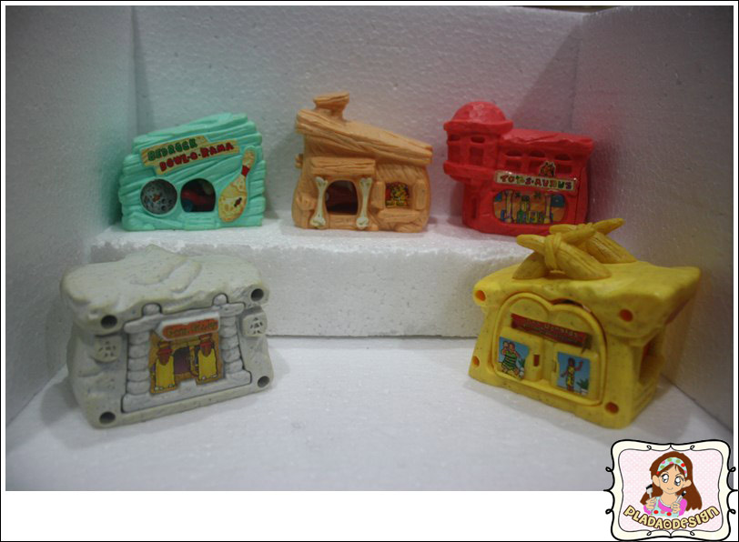 1994 McDonald's แมคโดนัลด์ ของเล่น ของสะสม Happy Meal The Flintstones บ้านพร้อมรถ + Dino Under 3 อยู่นอกแพ็คค่ะ