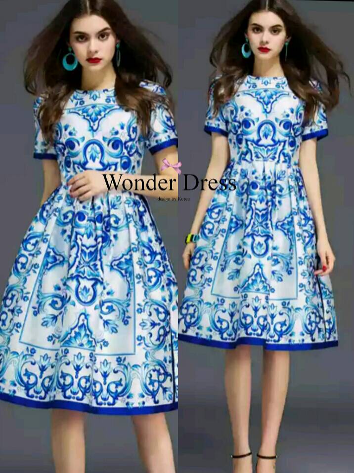 พร้อมส่ง เดรสลายกราฟฟิกสีฟ้าจากแบรนด์ D&