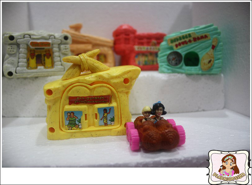 1994 McDonald's แมคโดนัลด์ ของเล่น ของสะสม Happy Meal The Flintstones บ้านพร้อมรถ + Dino Under 3 อยู่นอกแพ็คค่ะ