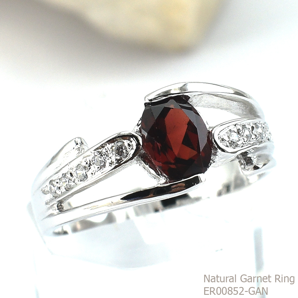 SKJewelryFactory แหวนพลอยโกเมนแท้และเพชร พลอยโกเมนแท้ สีแดงเข้ม ER00852-GAN