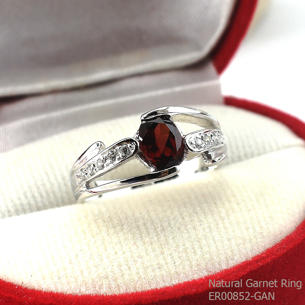 SKJewelryFactory แหวนพลอยโกเมนแท้และเพชร พลอยโกเมนแท้ สีแดงเข้ม ER00852-GAN