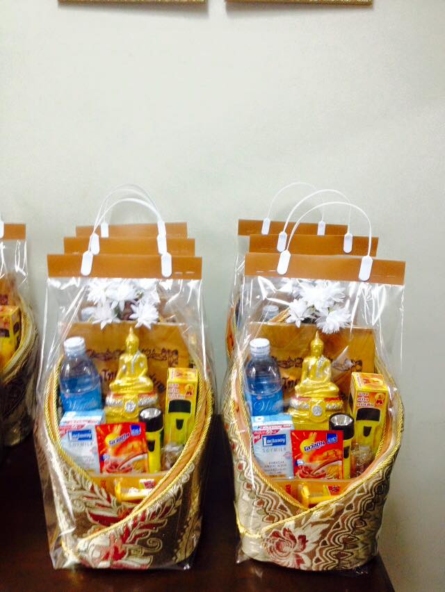 สังฆทานอาสนะหูหิ้ว (พระ 3 นิ้ว+ผ้าสบง)