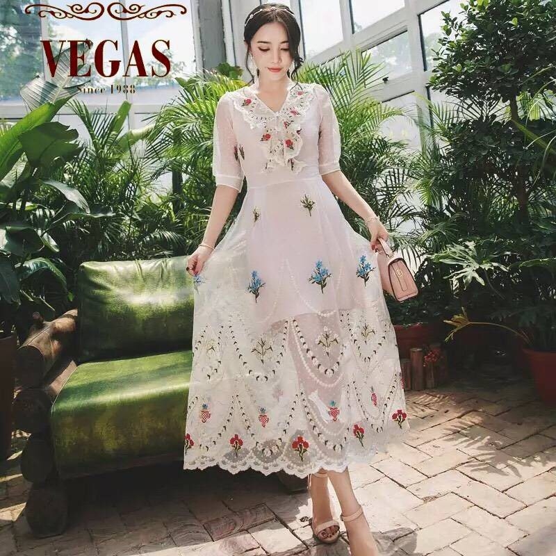 ชุดเดรสเกาหลี พร้อมส่ง เดรสยาว คอวีงานปักแน่น
