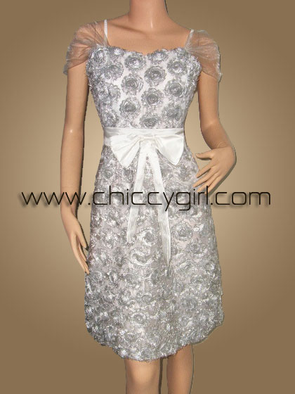 ชุดราตรีผ้าไหมสีขาว แบบมีแขน ปักดอกกุหลาบเงาทั่วตัว น่ารักสวยหรูมาก