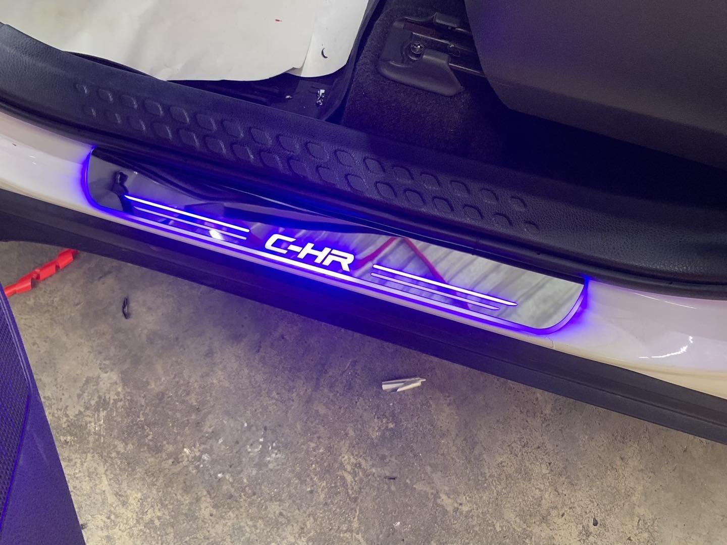 C-HR สครัฟเพลทมีไฟ ฟ้า-ขาว วิ่งสลับสีไปมา