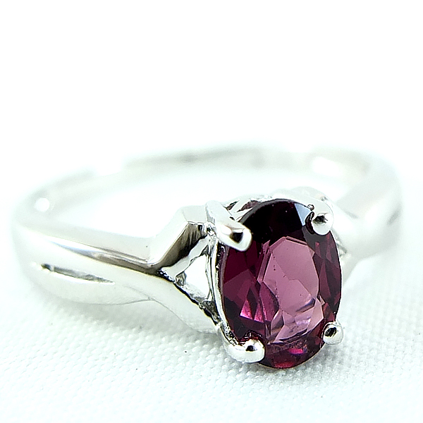 SKJewelryFactory แหวนพลอยเม็ดเดี่ยว แหวนเงินแท้ 92.5% ฝังพลอยโรโดไลท์การ์เน็ตแท้ ER01748-RGN