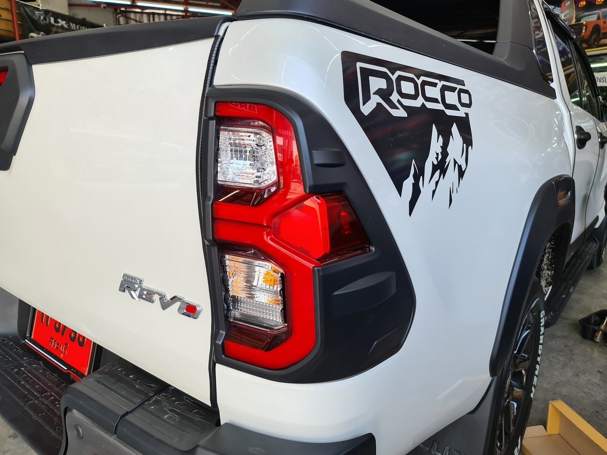 Revo Mc2020 ครอบไฟท้ายดำด้าน