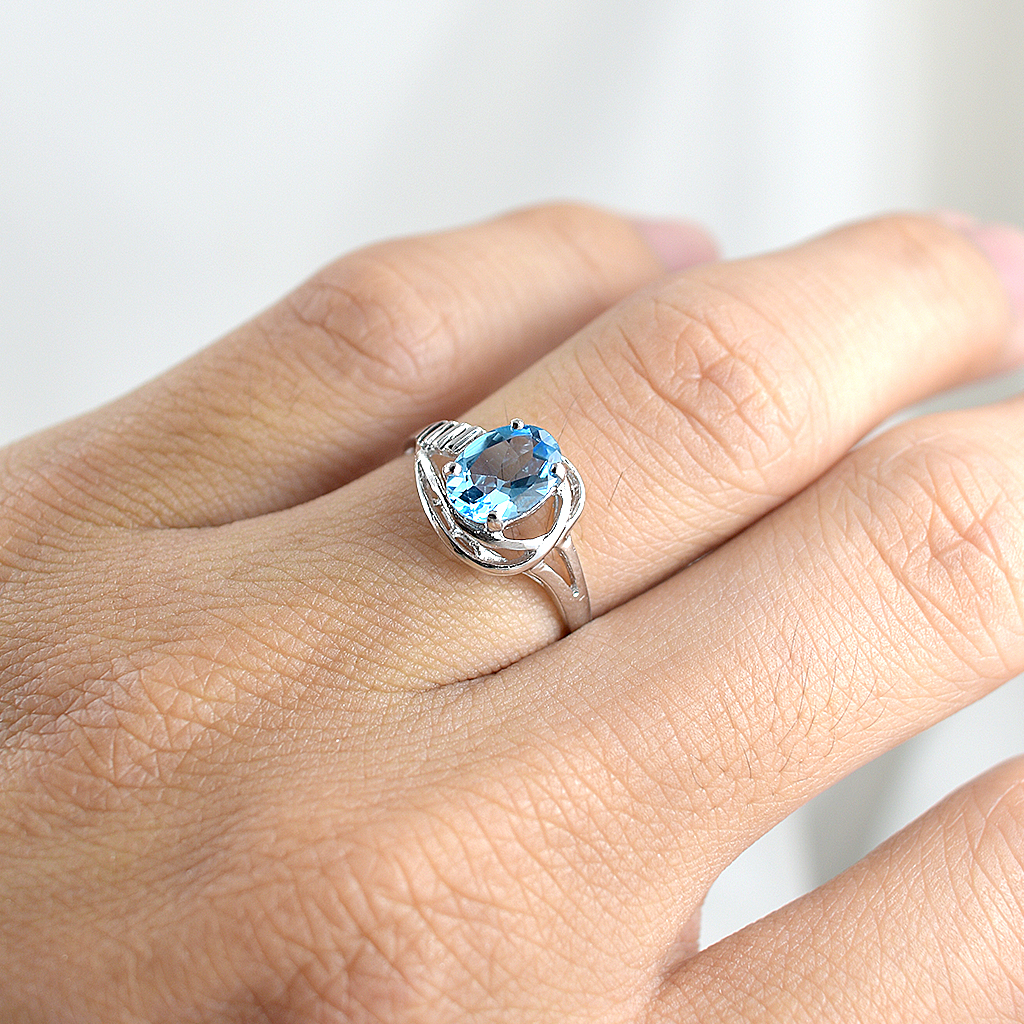 SKJewelryfactory แหวนเม็ดเดี่ยว พลอยสวิสบลูโทปาซแท้ เน้นโชว์ความโดดเด่นของตัวพลอย ER00027-SBT