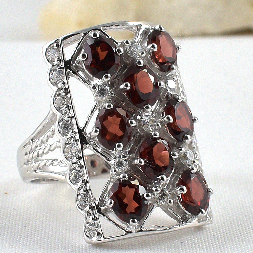 SKJewelryFactory แหวนพลอยโกเมนแท้ ตัวเรือนเงินแท้ ดีไซน์หน้าแหวนทรงสี่เหลี่ยมผืนผ้า เหมาะสวมใส่นิ้วกลาง ER00841-GAN
